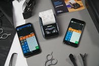 灰色背景上沙龙工具移动支付设置的顶视图