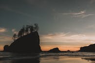 日落时宁静的海景，华盛顿海岸线沿线的岩石结构和轮廓