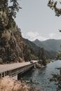 晴朗的天空下，美丽的山景中有一座桥，还有河流和道路
