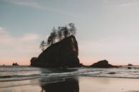 太平洋西北海滩岩石上的戏剧性日落