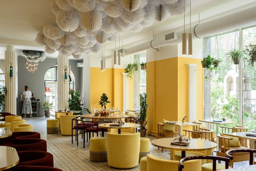 Interior modern și luminos, decorat pentru un eveniment