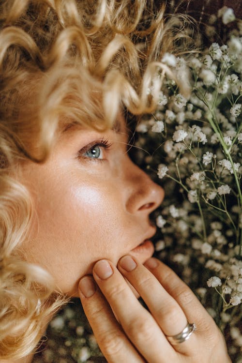 Beyaz çiçekler, bukleli saç, ciddi içeren Ücretsiz stok fotoğraf