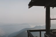 从华盛顿州的一间小屋望去，宁静、朦胧的山丘景色尽收眼底
