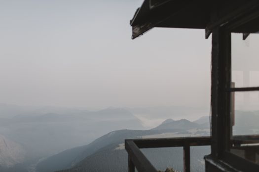 从华盛顿州的一间小屋望去，宁静、朦胧的山丘景色尽收眼底