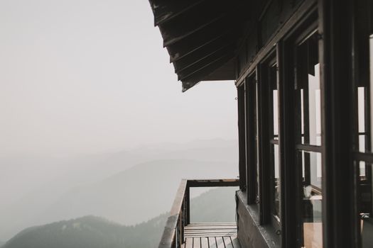 在质朴的木制瞭望台，于日出时分体验山景的宁静之美