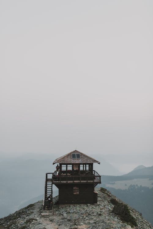Gratis stockfoto met bergen, grauwe lucht, houten huis