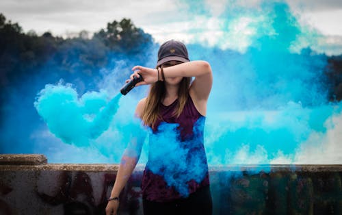 Mulher Segurando O Sinalizador De Fumaça Azul