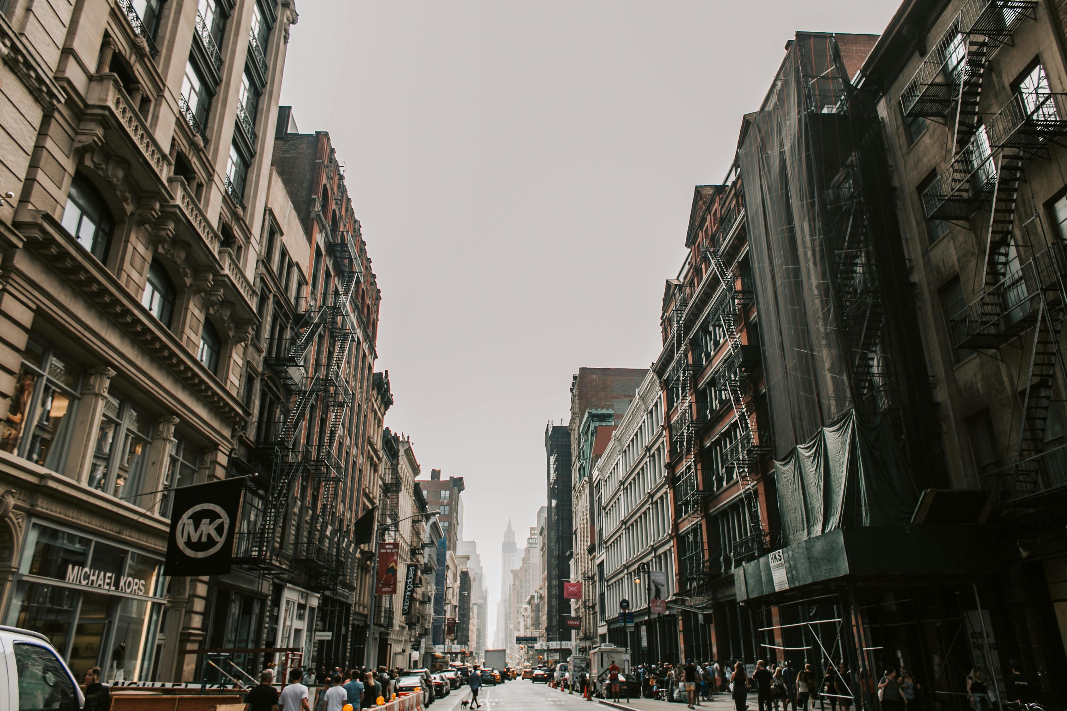 纽约市的标志性城市建筑在繁华的曼哈顿街景中得以展示