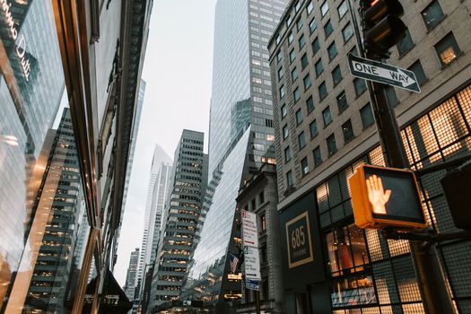 纽约市的摩天大楼、交通信号和城市景观共同构成了一个充满活力的城市环境