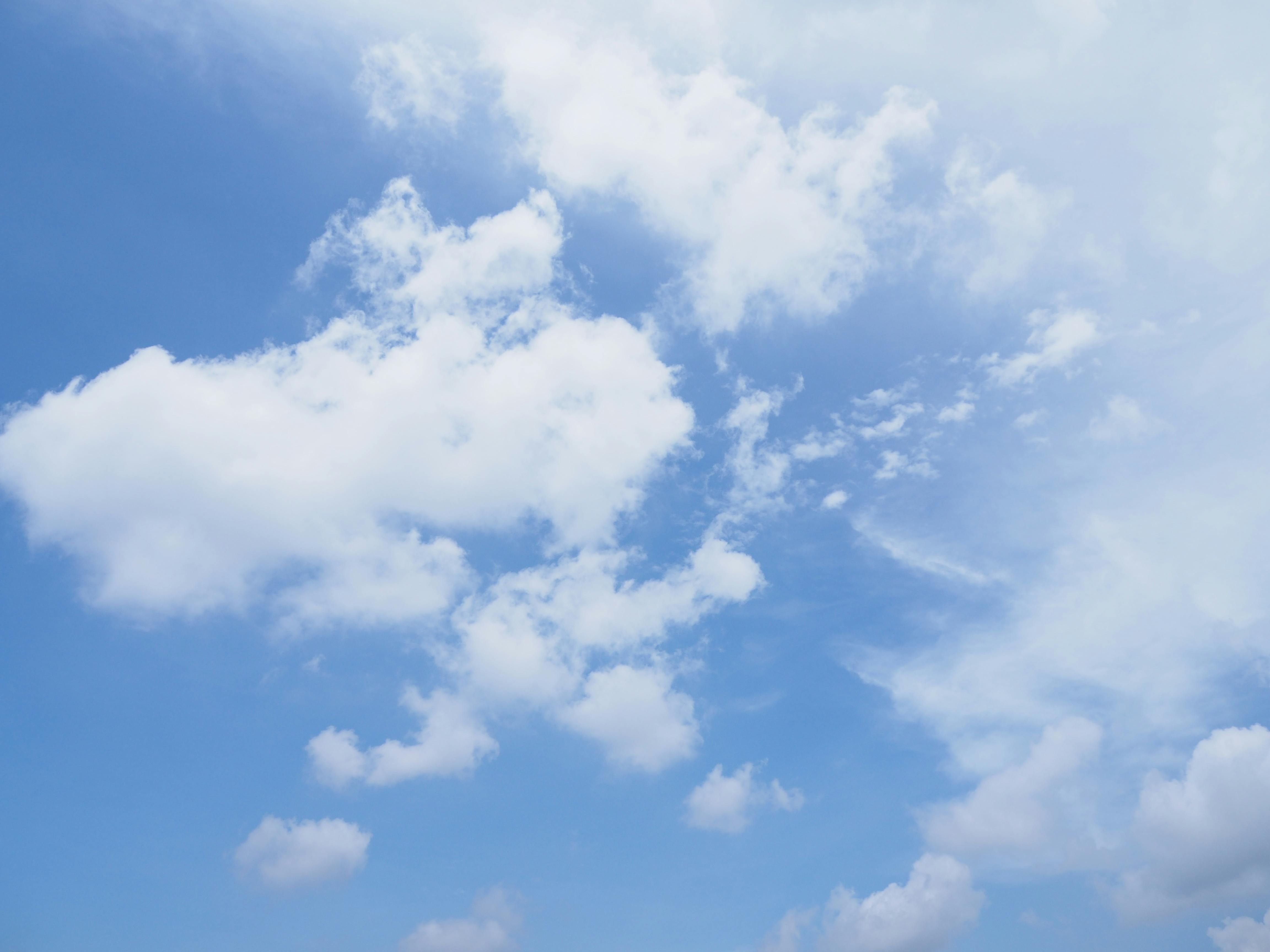 蓝天白云中午天空云朵摄影图配图高清摄影大图-千库网