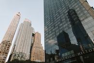 黄昏时分，从低角度拍摄的纽约市天际线，高耸的摩天大楼