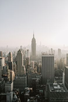 这张壮丽的纽约市鸟瞰图以帝国大厦和周围的摩天大楼为特色