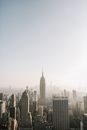 晴朗的天空下，纽约市的航拍令人叹为观止，其中以标志性的帝国大厦为特色