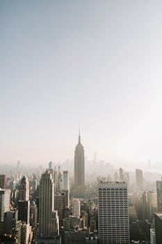 晴朗的天空下，纽约市的航拍令人叹为观止，其中以标志性的帝国大厦为特色