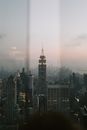 黄昏时分，纽约市的天际线以标志性的帝国大厦为特色，景色壮丽