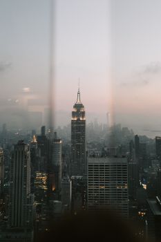 黄昏时分，纽约市的天际线以标志性的帝国大厦为特色，景色壮丽