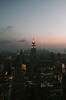 黄昏时分，迷人的鸟瞰图中，纽约市天际线与帝国大厦清晰可见