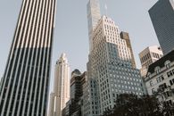 现代摩天大楼在纽约市标志性的天际线中拔地而起，景色迷人