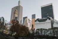 在中央公园欣赏纽约市摩天大楼与秋叶