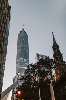 黄昏时分，纽约市中心的世界贸易中心和旗帜构成的天际线景观