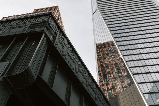 纽约市一座时尚摩天大楼中，倒映着历史建筑的影子