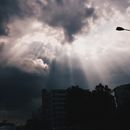 在新加坡城市场景中，太阳光线穿透云层，令人叹为观止