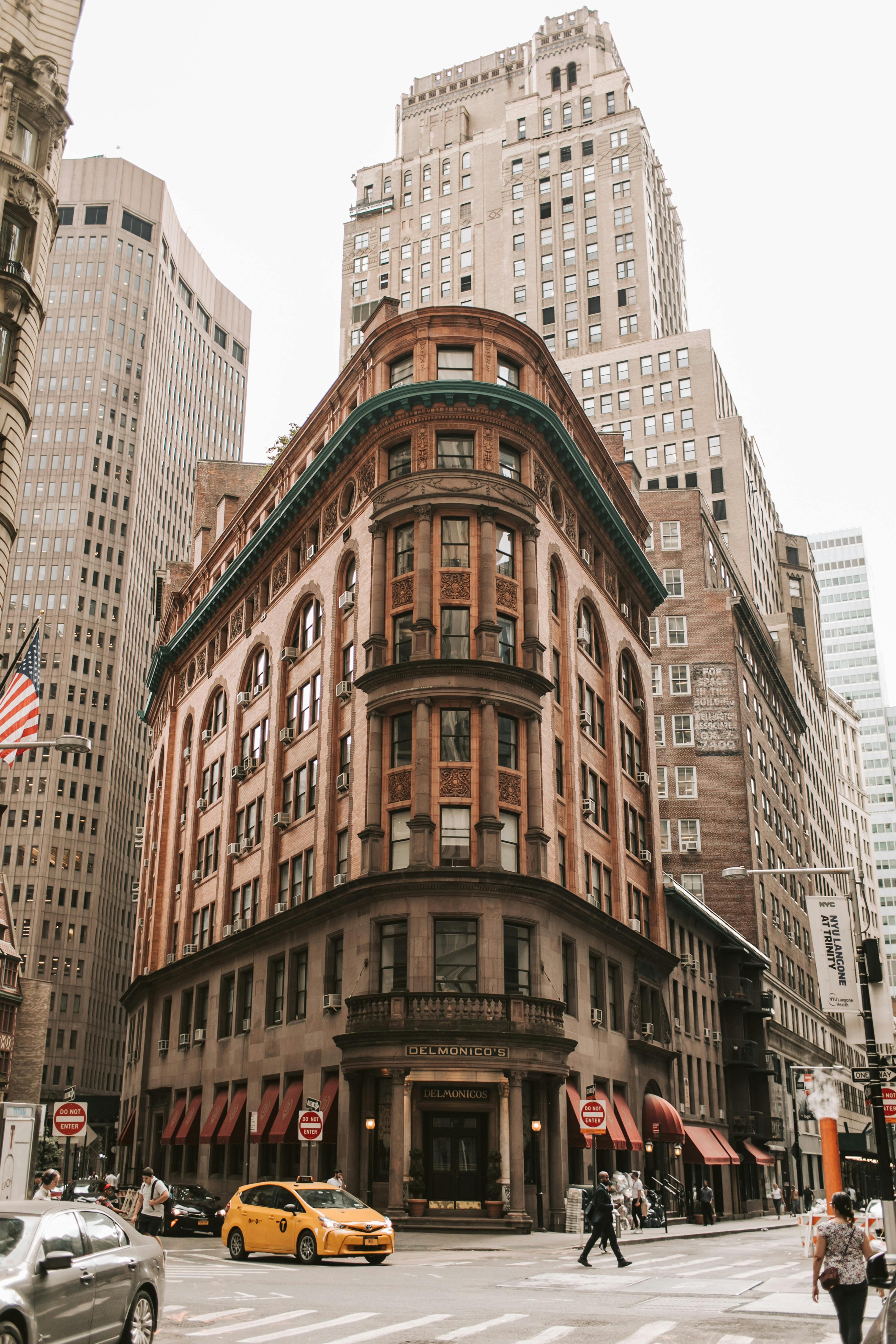 纽约市的标志性建筑场景以高层摩天大楼和繁华的街道为特色