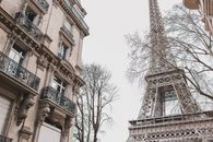 埃菲尔铁塔和经典巴黎建筑的低视角，非常适合旅行和建筑主题