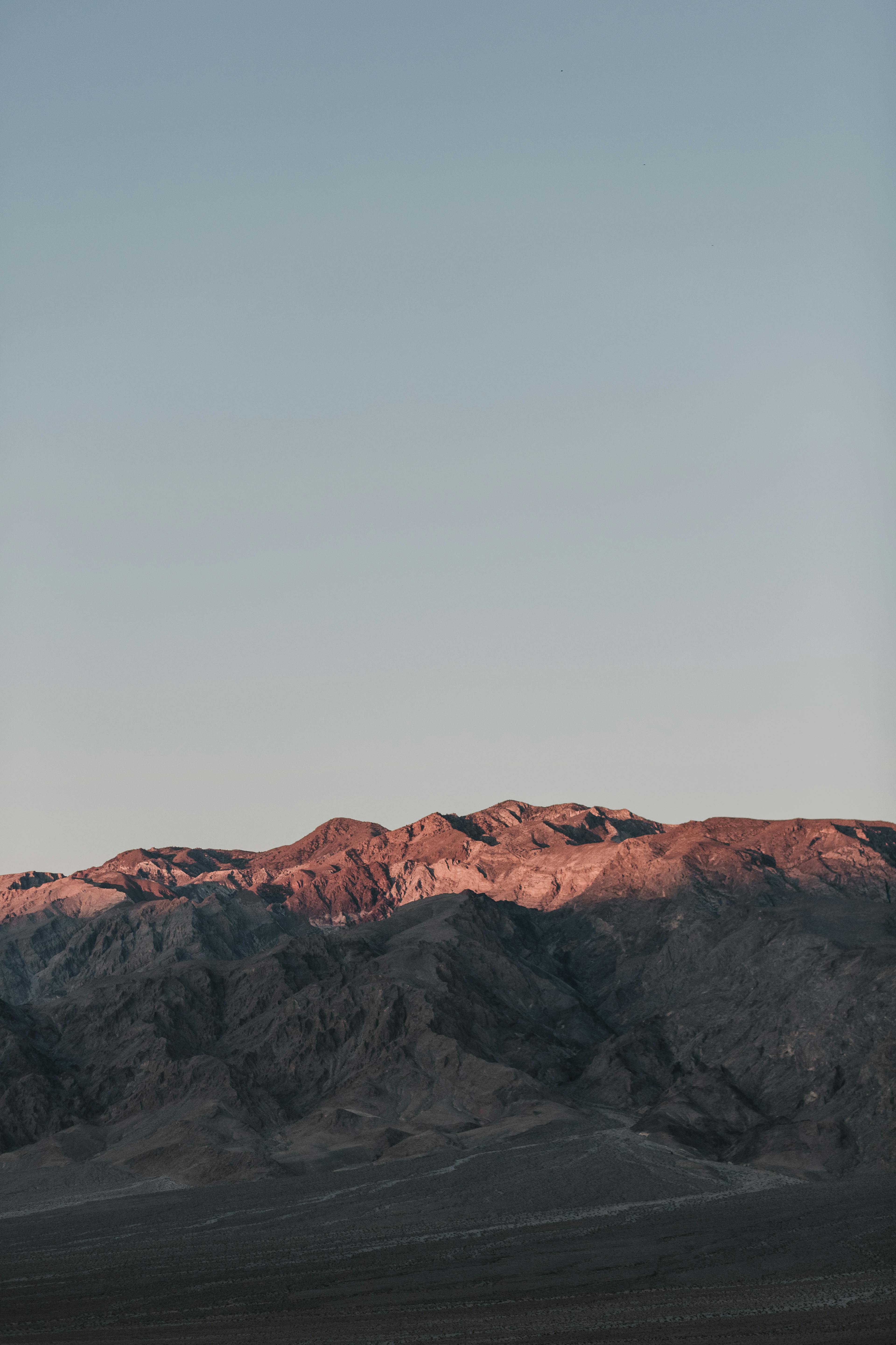 死亡谷黄金时段的山区景观令人惊叹