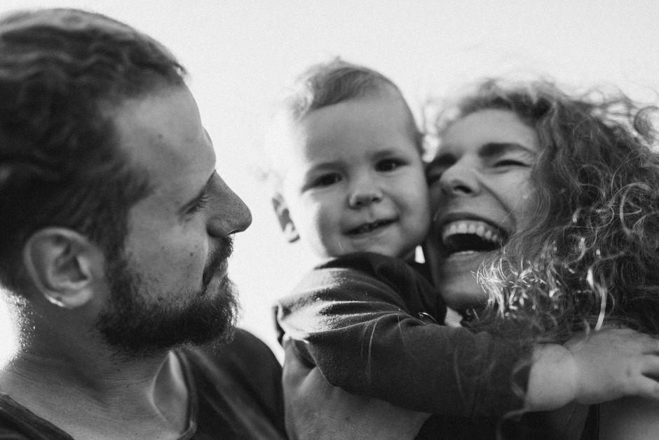 Una familia feliz disfrutando de un momento conmovedor juntos en un entorno en blanco y negro.