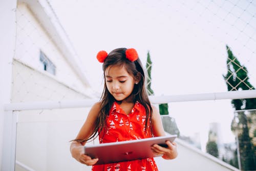Smart Child Browsing Tablet Auf Der Straße