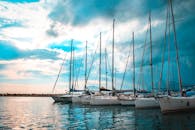 帆船停靠在风景如画的帕特拉港，宁静的场景中，天空的倒影充满活力