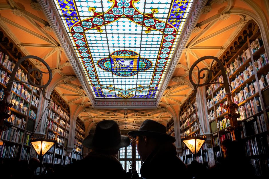 Livraria Lello Porto: Harry Potter ihlette mesés könyvesbolt – Livraria Lello stained glass ceiling Porto
