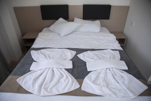 Free White Towels on Bed Stock Photo