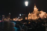黄昏时分，镇上的老砖石外滩低矮，河面映着时钟和国旗，发光的灯柱旁站着几个无法辨认的人影