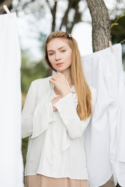 Free Женщина в белом платье с длинным рукавом Stock Photo