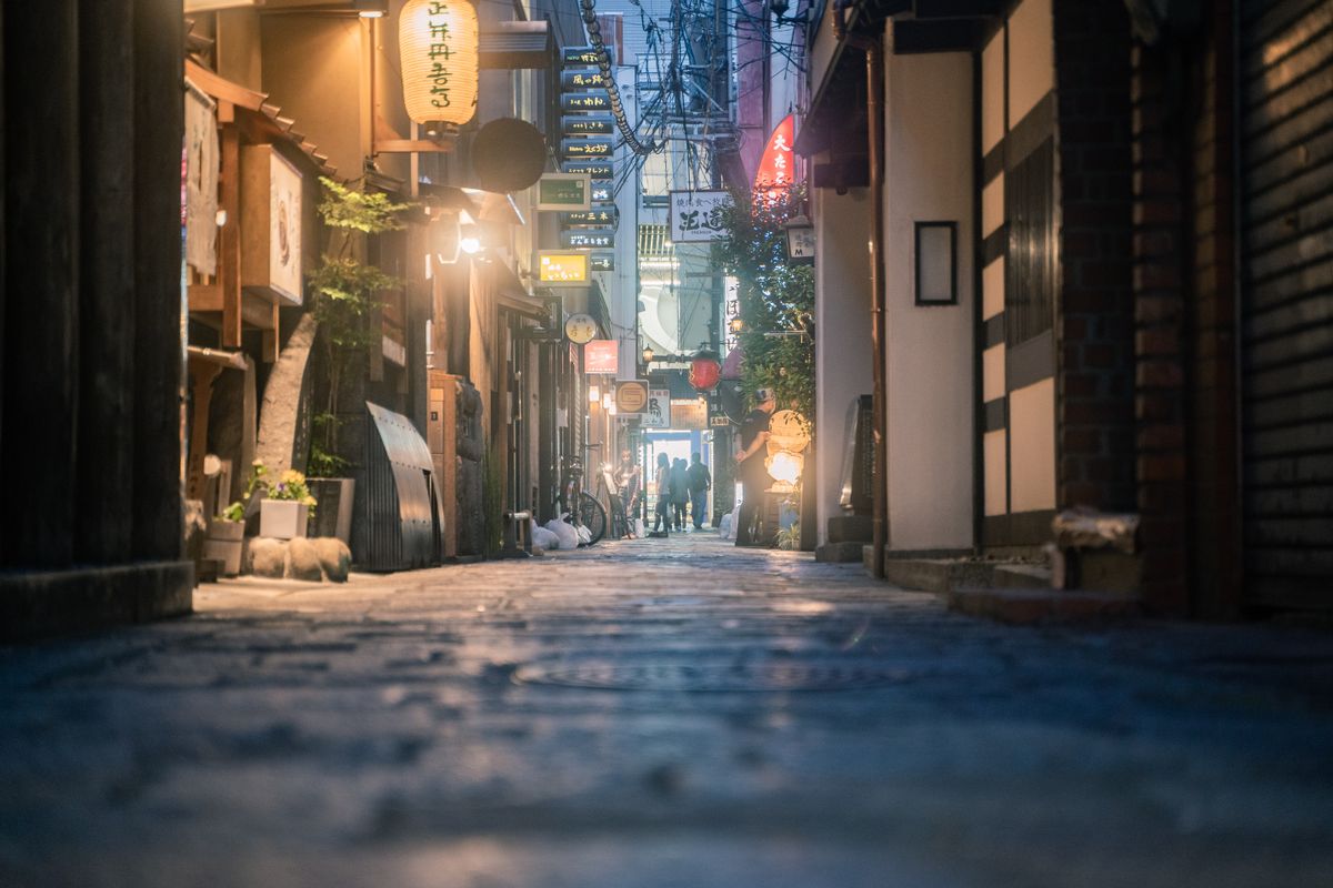 夜の日本の路地のイメージ