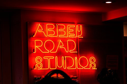освещенная неоновая вывеска студии Abbey Road Studios