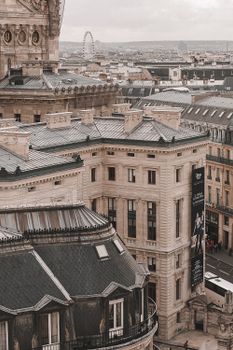 从鸟瞰角度看巴黎的建筑，远处有一座摩天轮