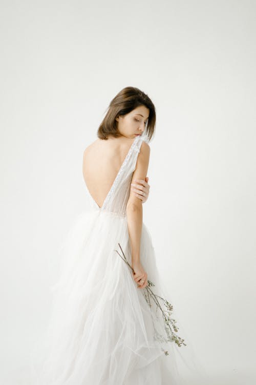 aşınmak, ayakta, Beyaz elbise içeren Ücretsiz stok fotoğraf