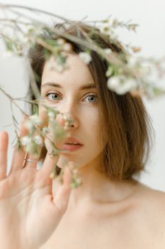 一幅点缀在娇嫩春花中的宁静女子肖像，唤起了美丽与平静