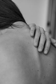 一只手搭在女人肩上的单色特写，引人内省