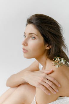 一幅安详的女子肖像，手捧鲜花，展现了美丽与自然的优雅