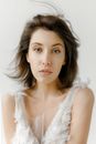 一幅自然美丽、光线柔和的优雅年轻女子肖像