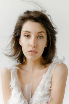 一幅自然美丽、光线柔和的优雅年轻女子肖像