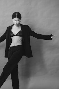 黑白时尚拍摄中，一位女性身着时尚服装
