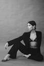 工作室中，一位女性优雅的黑白时尚肖像散发着时尚与优雅