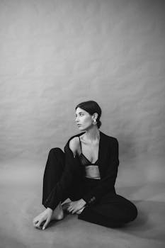 工作室里，一位优雅时尚的女性摆着姿势的单色肖像
