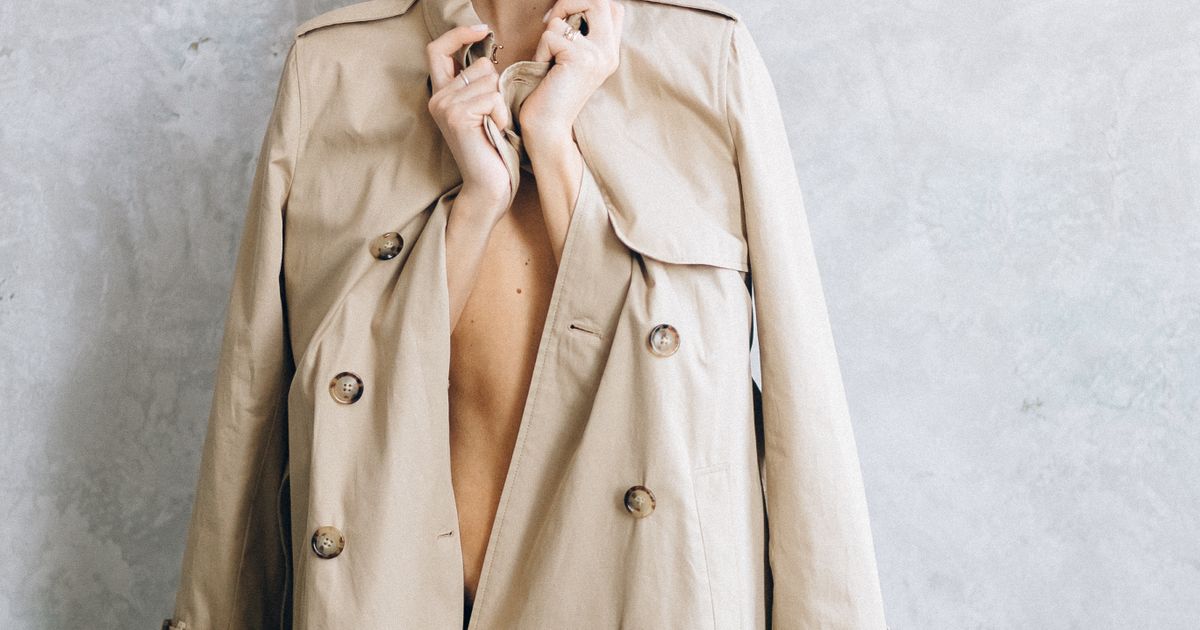 Žena u bež mantilu kao primer quiet luxury stila