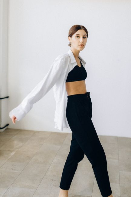 camisa branca oversized por cima do preto, hoje só nesses tons e muito fácil de andar por aí 🤍 Simples assim.
#estilominimalista #white #shirt #pants